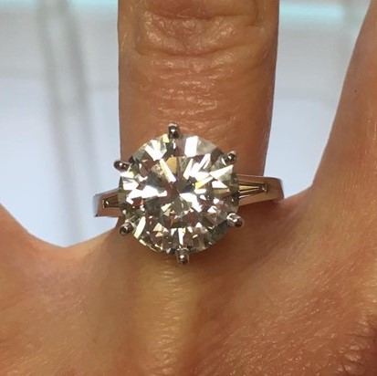Brillant Ring mit je 1 Diamantbaguette in Weissgold 750