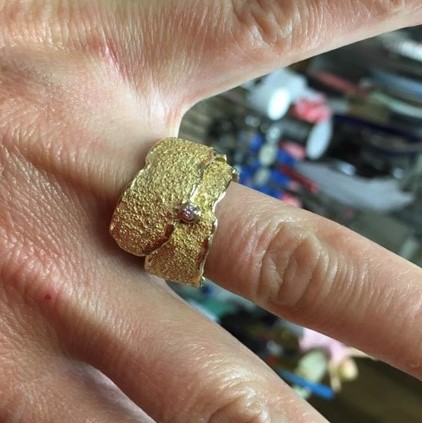Ring aus Gelbgold 750 mit 1 kleinen Brillanten 0.05 ct.