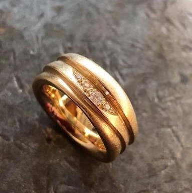 Ring aus Kundengold mit 4 Brillanten