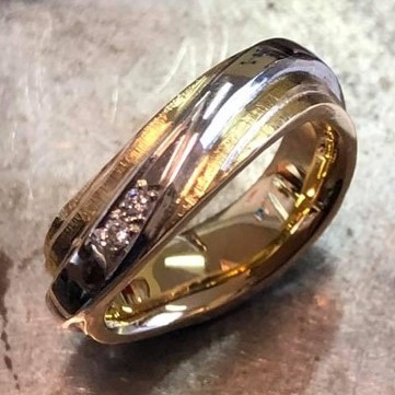 aus Kundengold neuer Ring neues Design mit Kundensteinen